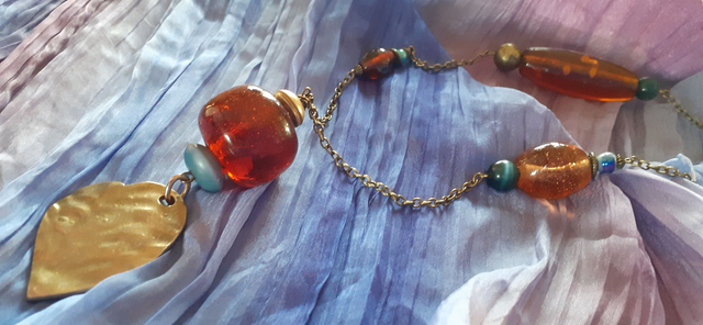 Collier Sautoir, grosses perles ocre brun &amp; pendentif laiton martelé forme cœur