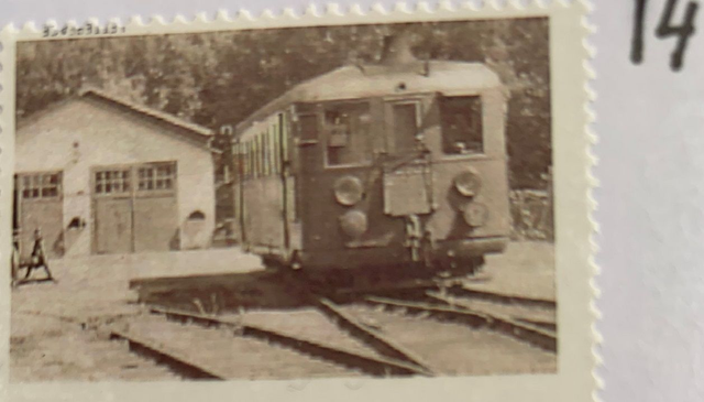 Brevfrimärke 14  - Motorvagn framför "Bussgaraget"