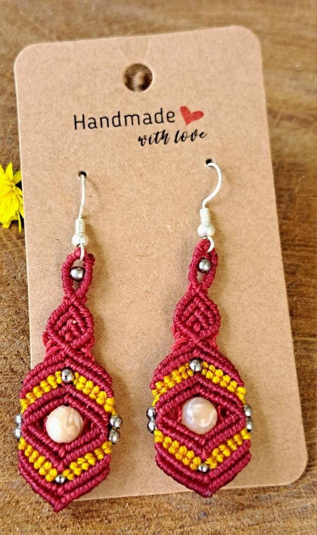 Boucles d'oreilles micro-macramé rouges