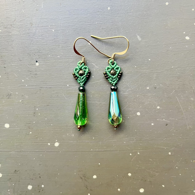 Boucles d&#039;oreille en macramé et perles gouttes en verre vert pomme