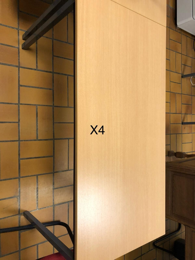 Table rectagulaire ton bois vernis