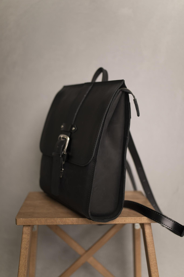 Unisex odinė kuprinė su dirželiu