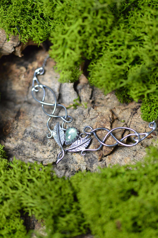 Collier Elfique - Cyanite Verte, feuilles simples