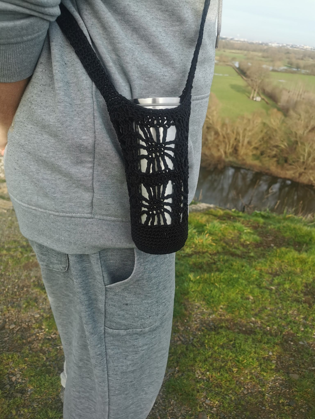 Porte gourde noir style toile d'araignée