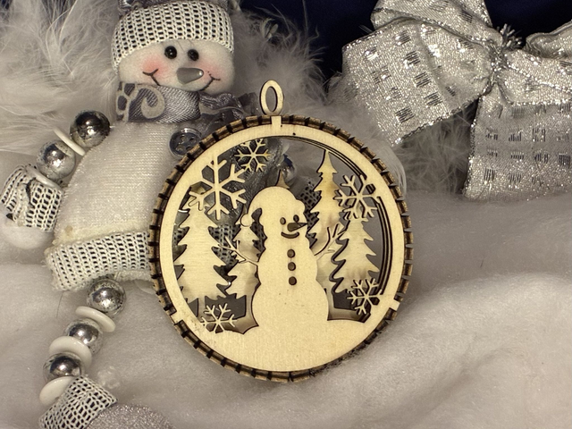 Boules de Noël en bois blanc multicouche – Scènes hivernales (10 modèles au choix)