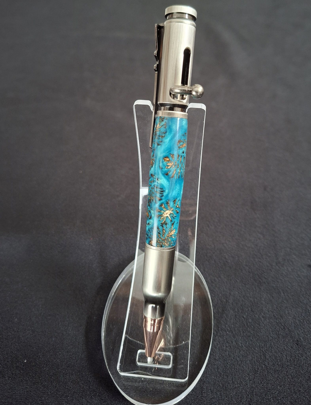 Stylo Colt acier brossé en résine bleue avec cônes d&#039;aulne