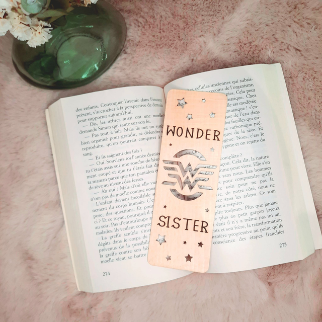 Marque-page en Bois Massif - Hêtre - Modèle &quot;Wonder Sister&quot;