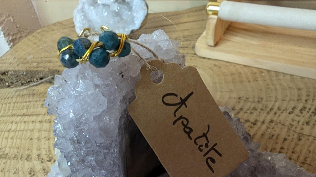 Bague d&#039;Apatite sur fil d&#039;aluminium 