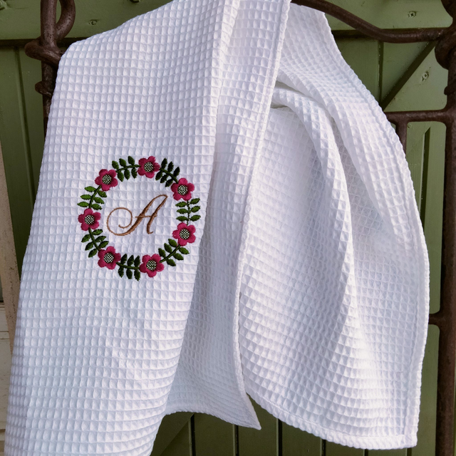 Serviette de toilette personnalisée d&#039;une initiale dans couronne fleurie