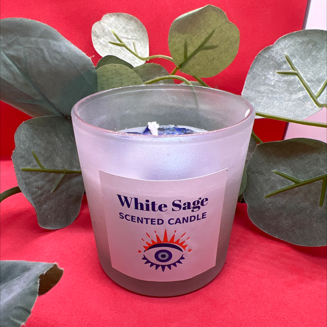 Bougie de protection à la sauge blanche et éclats de cristaux et œil qui voit tout