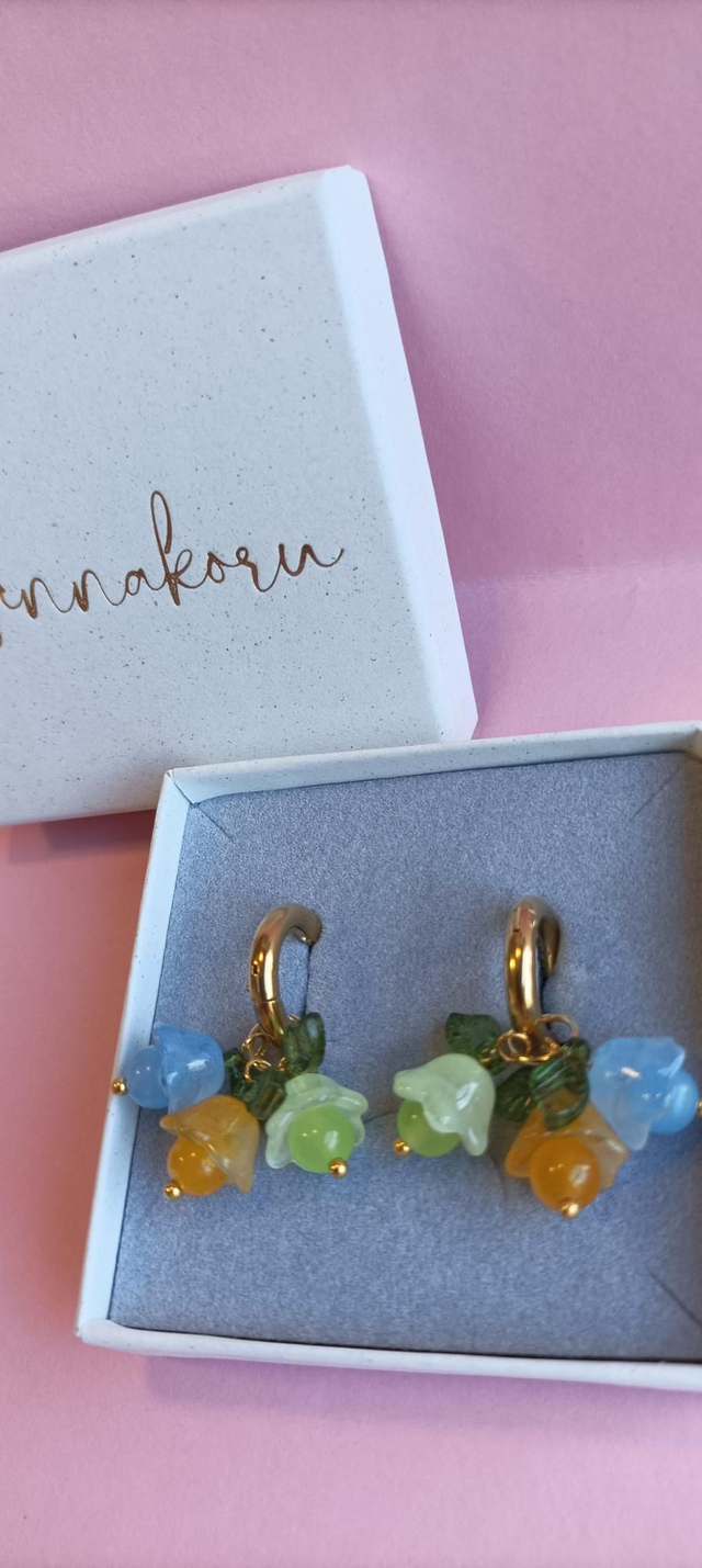 Värikkäät kukkakorvakorut 