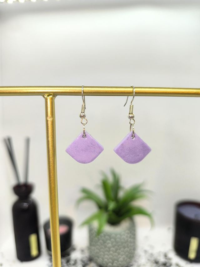 Boucles d'oreilles triangle mauve nacré 