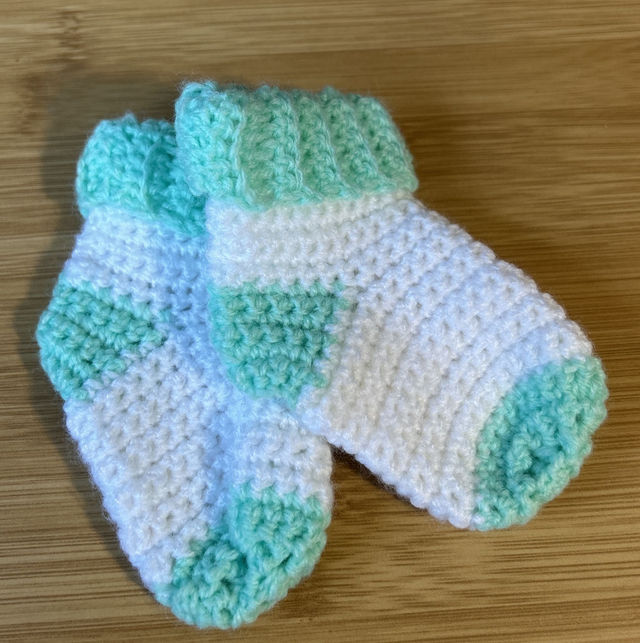 3622. Babies booties.