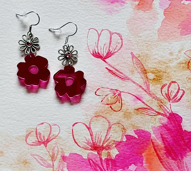 Keskikesän muisto. Akryylilasi-korvakorut, (pari) koukut kirurginterästä. Pituus koukun kanssa 5cm, max leveys 2cm. Lahjarasiassa.