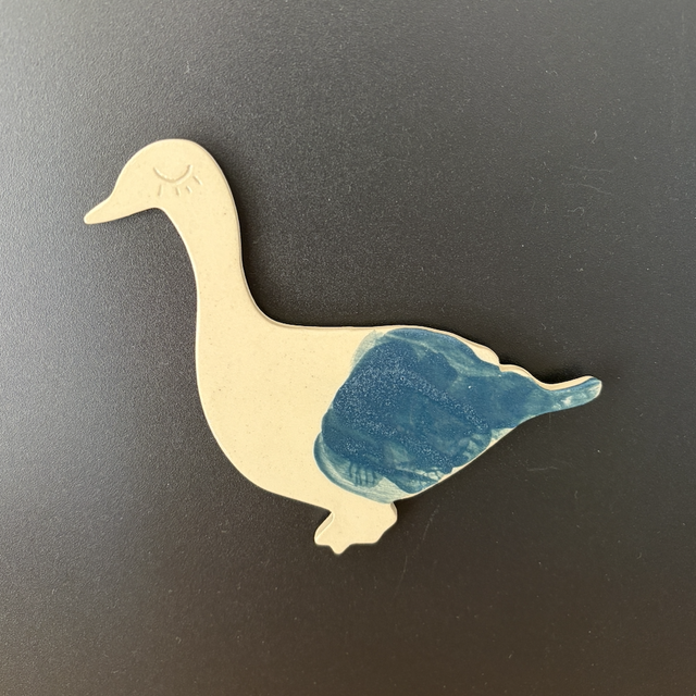 Magnet artisanal en grès bleu marine