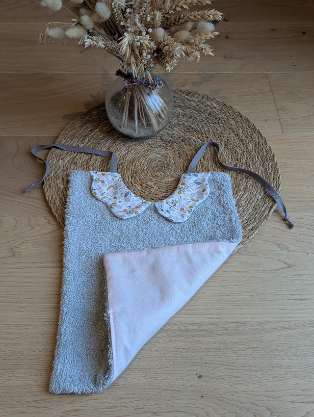 Grand bavoir col fleur