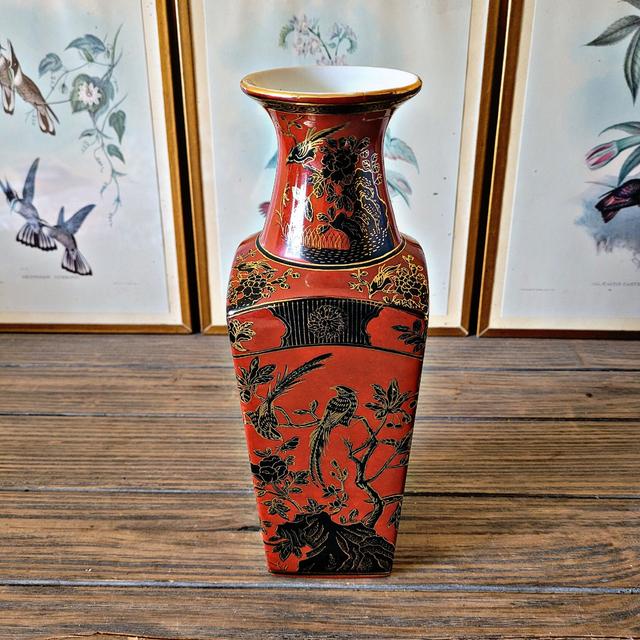 X Vase chinois en porcelaine décor floral avec oiseau noir et or sur fond rouge