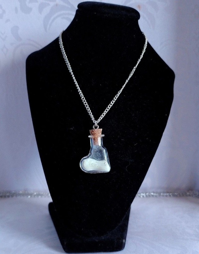 Collier  fiole coeur brillant dans le noir