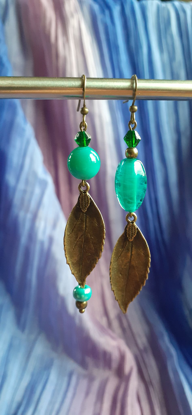 Boucles d'oreilles asymétrique, bleu turquoise, bronze vieilli