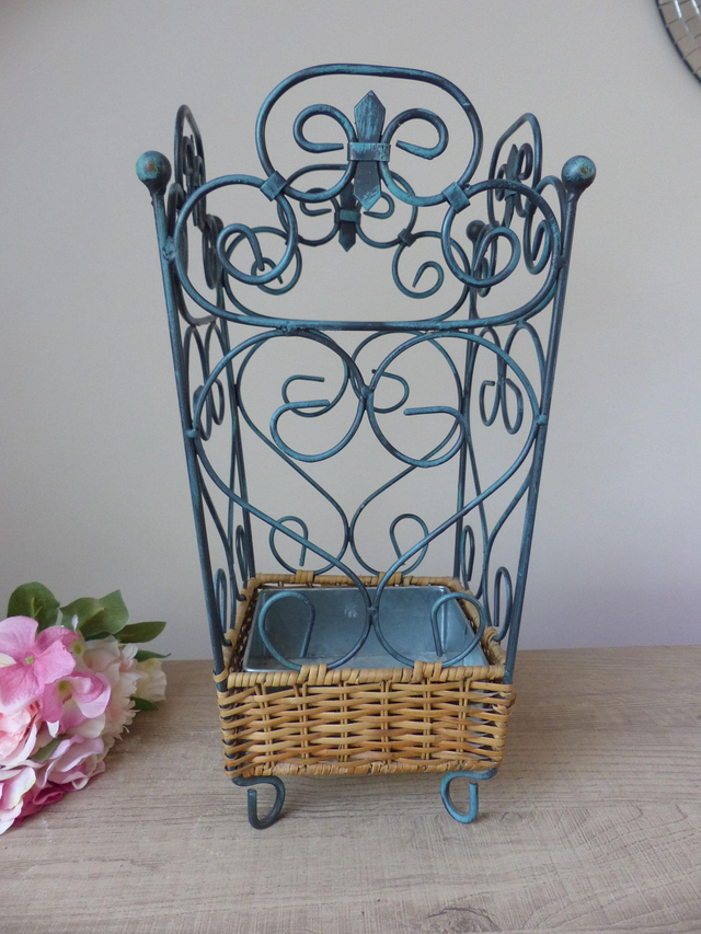 Porte-parapluies français shabby chic en métal et osier tressé – rangement élégant pour entrée, vestiaire ou maison de campagne rustique