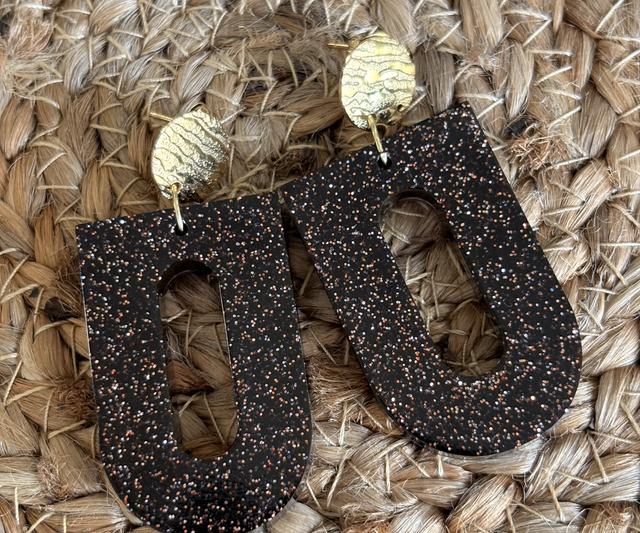 Boucles d’oreilles résine pailletées rouge et acier inoxydable