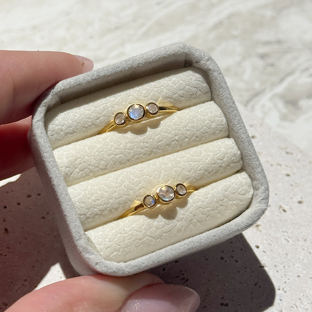 925er vergoldeter Ring “Regenbogen-Mondstein”