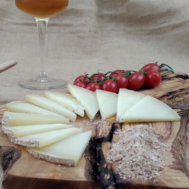 Pecorino affinato con crusca di grano duro.