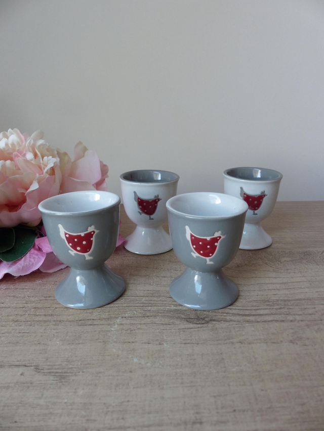 Ensemble de quatre coquetiers en céramique motif poules, cadeau petit déjeuner gourmand, décoration poules table cuisine de campagne ferme