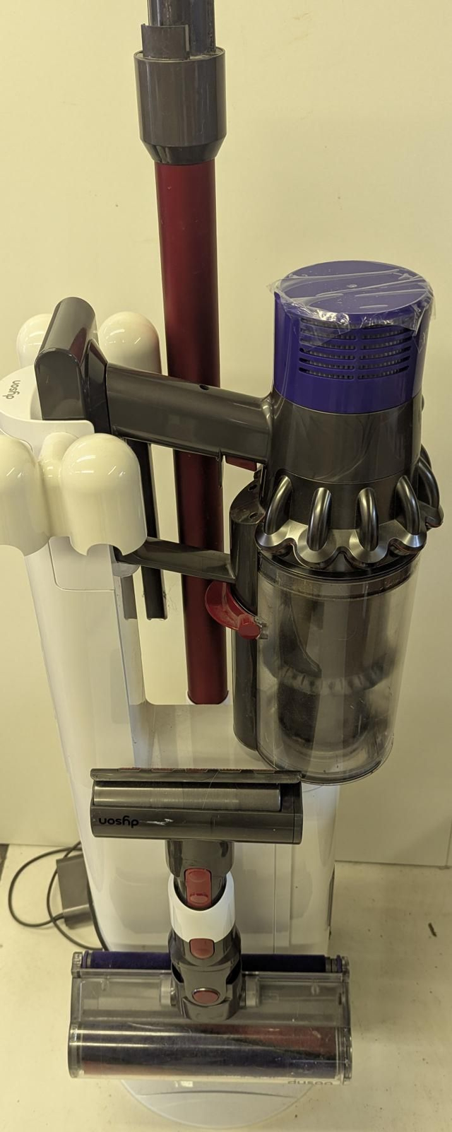 Dyson V10 total clean cordless vacuum #02