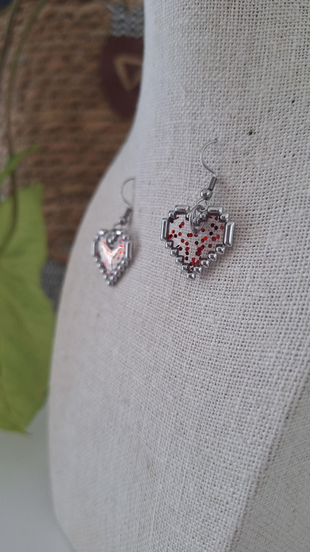 Boucles oreilles cœurs &quot;pixels&quot; paillettes rouges