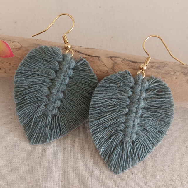 Boucle d'oreille feuille macramé dorée