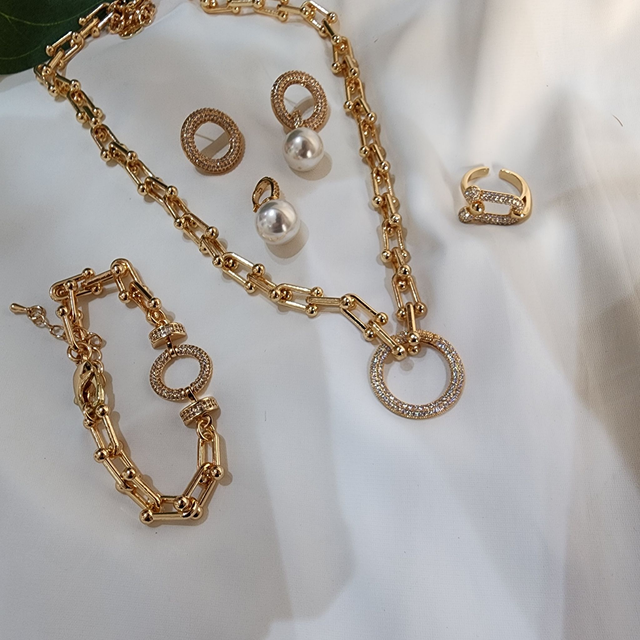 Colar Elos com pingente Argola Cravejada - Ouro