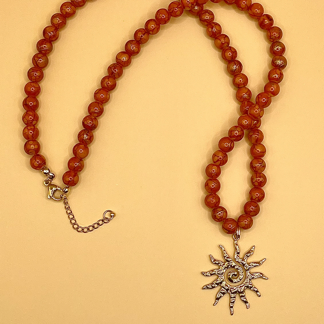 C62 - Collier perles verre oranges pendentif soleil