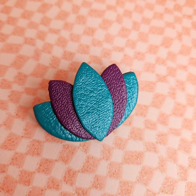 Broche en cuir "Lotus"