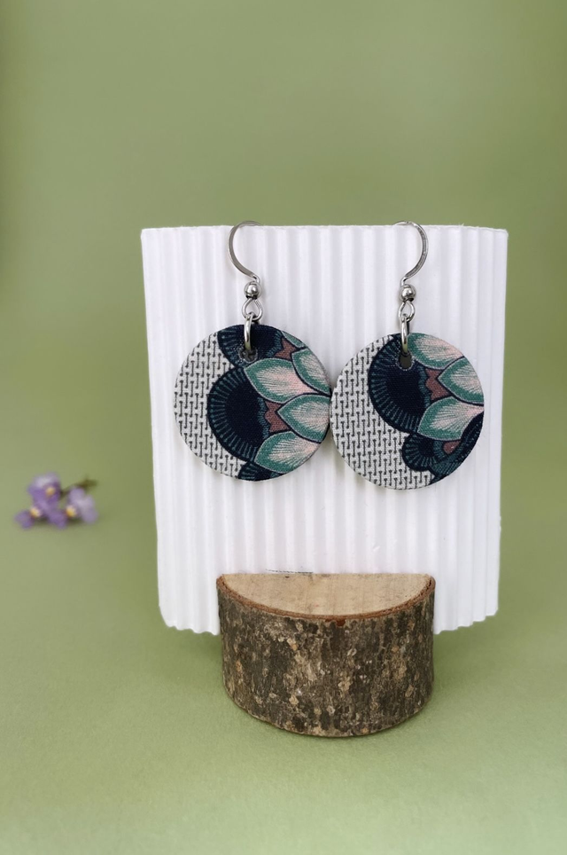 Boucles d'oreilles carton et tissu imprimé forme petites rondes, collection « lotus » - tons beige, vert et noir.