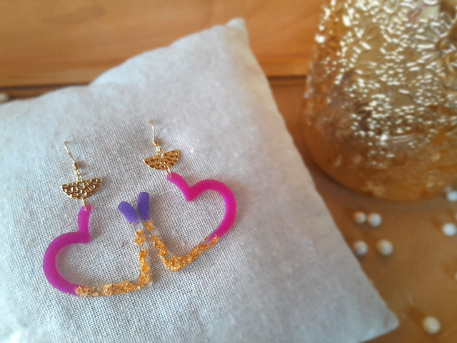 ✨ ALBA ✨ Boucles d'oreilles "cœur" en résine colorée avec feuilles dorées - Rose violet doré