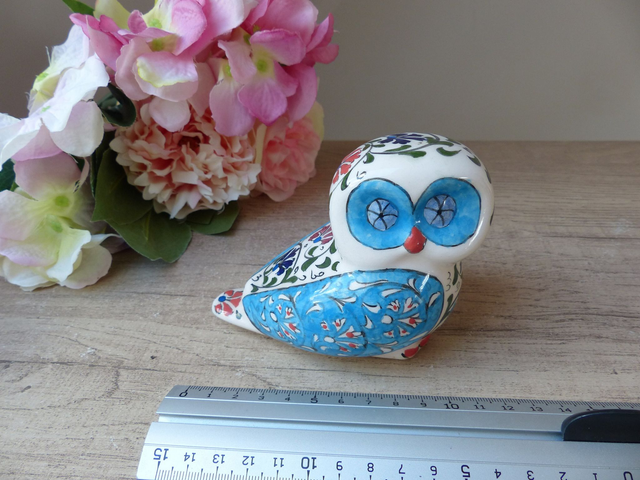 Chouette Bleue Joyeuse : Figurine Artisanale en Céramique Peinte à la Main – Chouette Colorée, Décoration Maison de Campagne, Bord de Mer