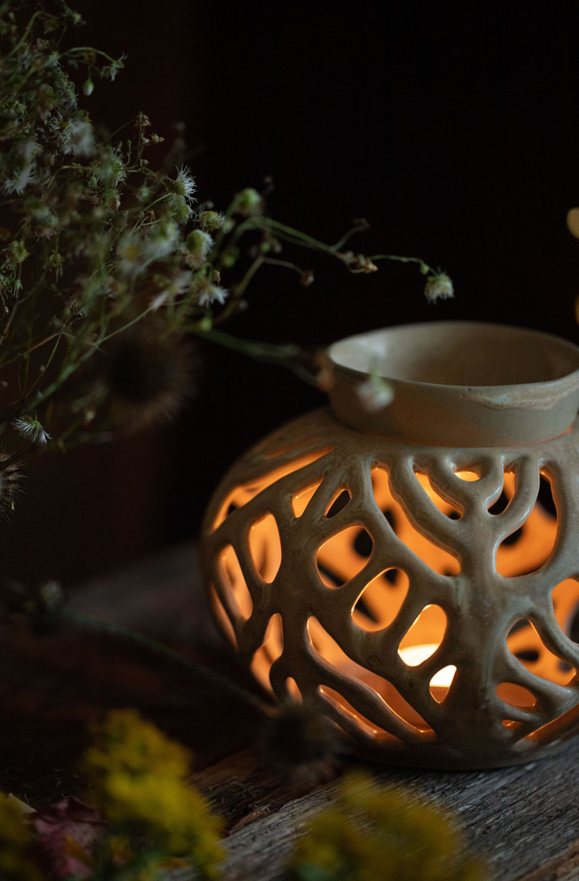 Essential oil burner for aromatherapy