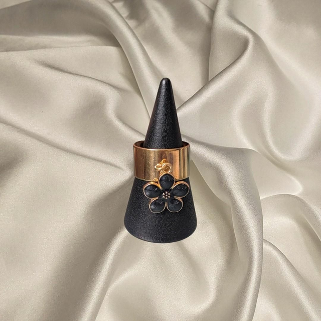 Bague doré petite fleur noir 