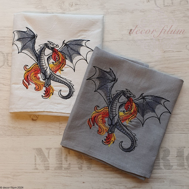 besticktes Geschirrtuch aus Leinen mit feuerspeiendem Drachen