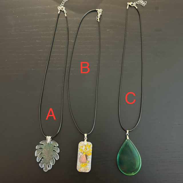 COLLIERS ET PENDENTIF EN RÉSINE 