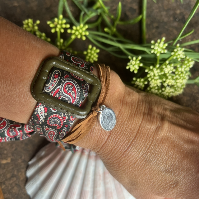 Médaille lacet suédine caramel