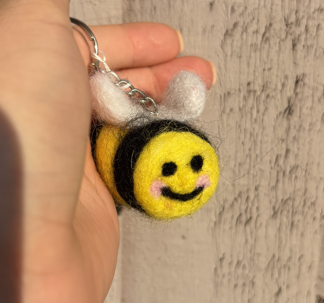 Needle-felt bumblebee keyring 