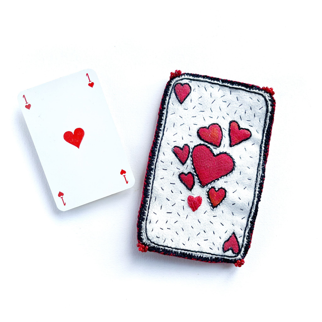 As de cœur original peint et brodé de fils et de perles