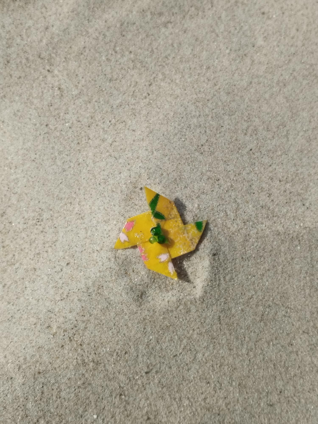 Broche Moulin à Vent Jaune Pailleté avec Trois Perles Vertes Éclatantes


