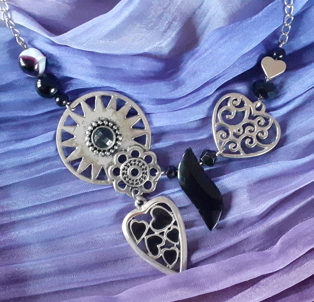 Ensemble Collier argent antique, noir Boucles d'oreilles asymétriques assorties