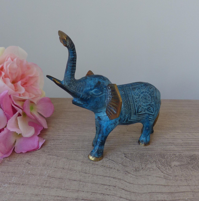 Sculpture Élégante d’Éléphant en Laiton Patiné Bleu avec Trompe Relevée – Figurine Vintage Symbole de Chance et de Force – Décoration Bureau