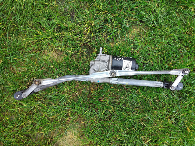 Moteur essuie-glace avant 