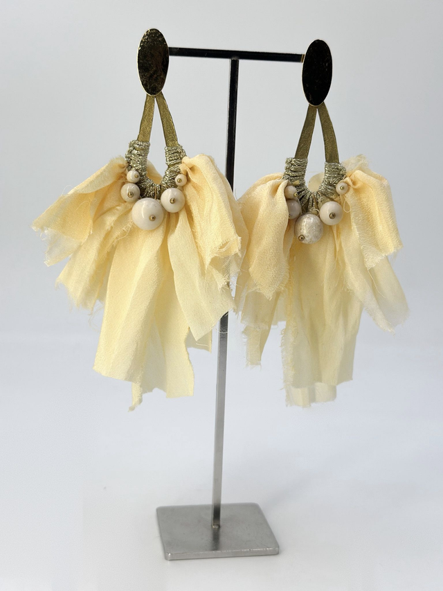 Boucles d&#039;oreilles &quot;Pivoines&quot; beige