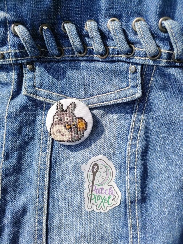 T0t0r0 baluchon Badge ou porte clé brodé pixel art